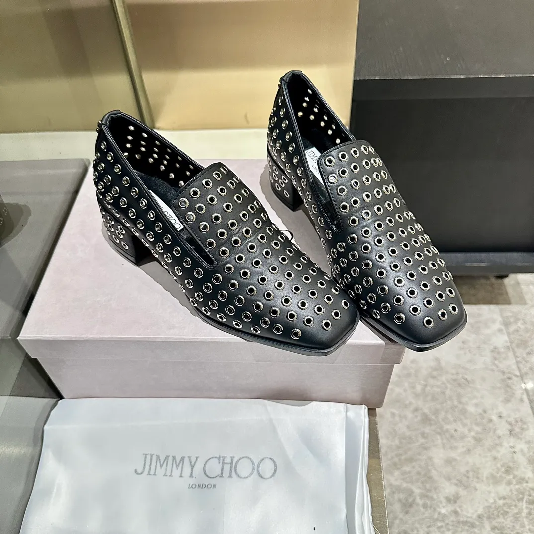 👟👟Ex-factory price 660👟👟 The new JIMMY CHOO, Loaf shoes, exclusive sale, rivet decoration design style is very unique, designed with the latest technology, strong three-dimensional effect👍Multiple technologies are integrated together, subverting fashion, super stylish! The combination is super beautiful. The original version is 1:1, versatile and trendy, both salty and sweet! Size: 35-40 Outsole: Leather outsole